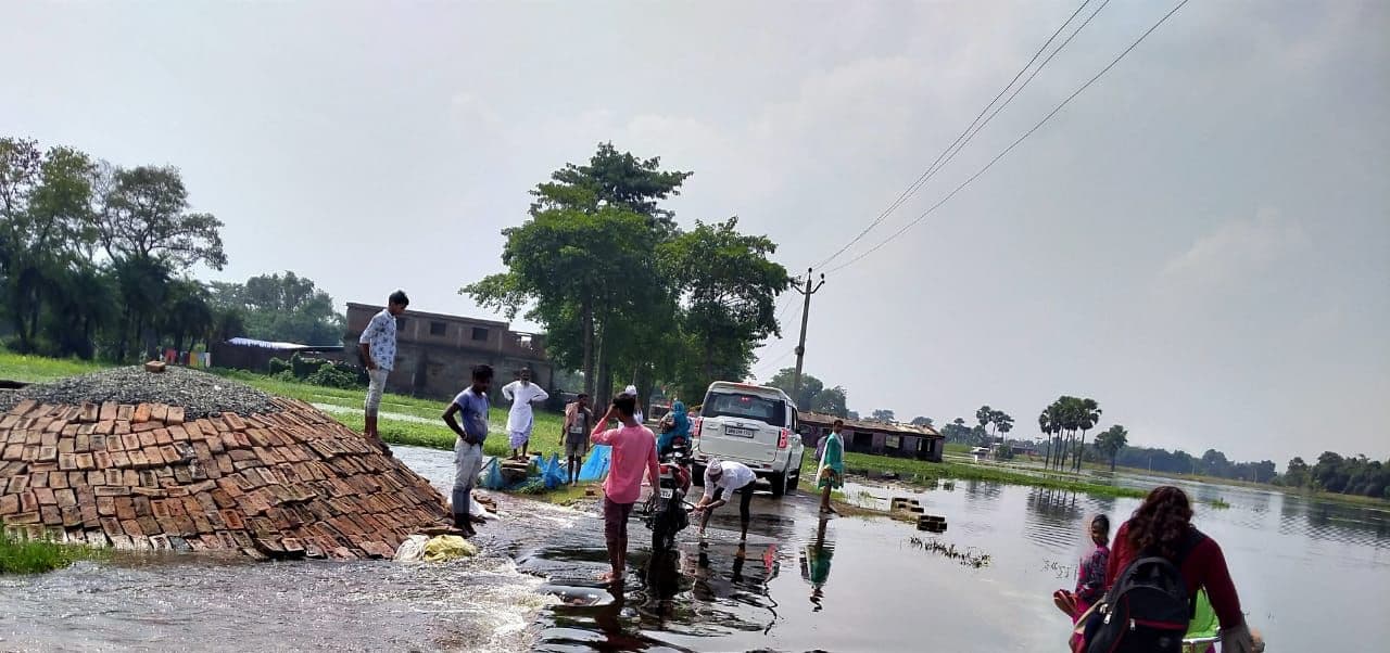 Bihar flood news: बाढ़ के पानी में फंसी सड़क-पुल का जायजा लेने गए SDO साहेब की गाड़ी, फिर जानिए क्या हुआ हाल...