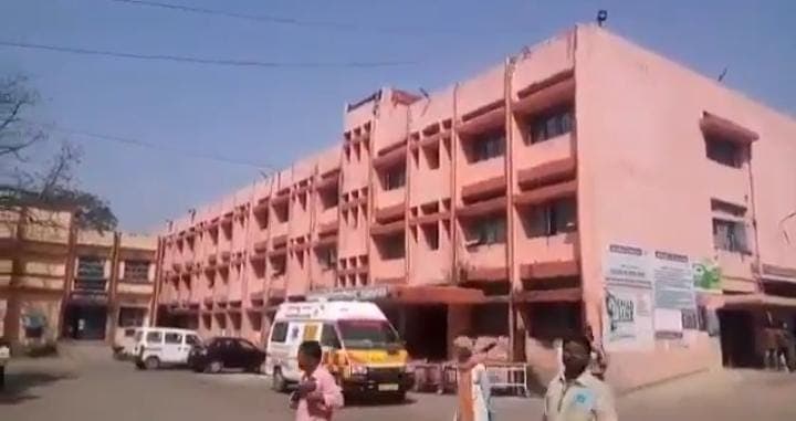 JLNMCH भागलपुर में बेखौफ घूमते हैं बदमाश, बच्चा चोरी व मोबाइल लूटने के बाद अब नर्स को उठा लेने की दी धमकी..