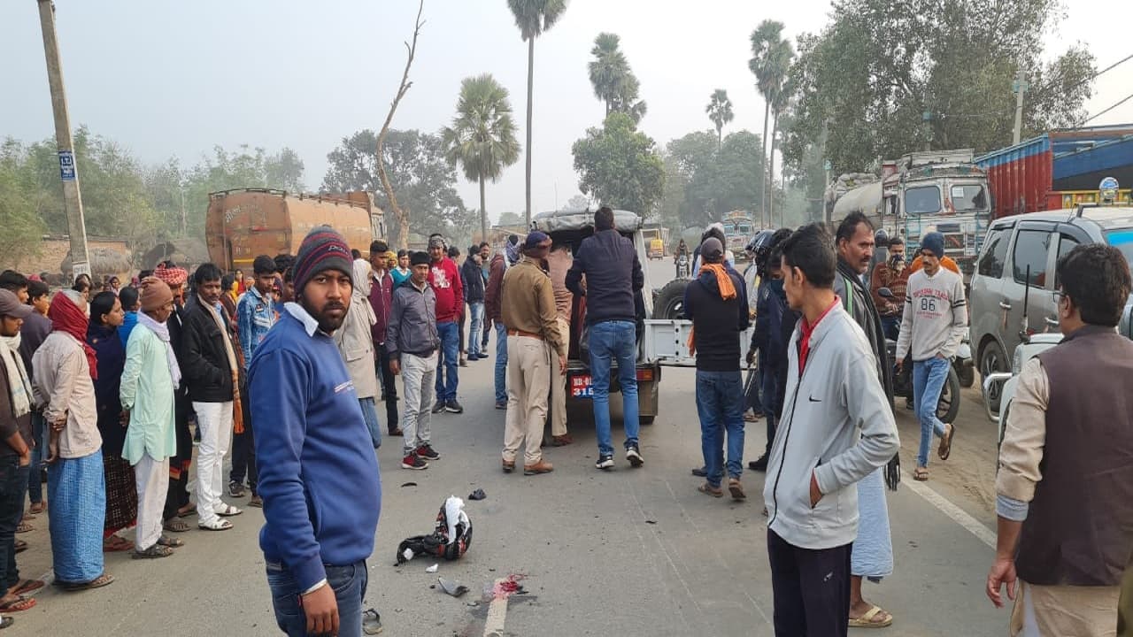 Bihar News: बिहटा में दर्दनाक सड़क हादसा, तेज रफ्तार ट्रक ने बाइक सवार 3 युवकों को रौंदा, दो की मौत