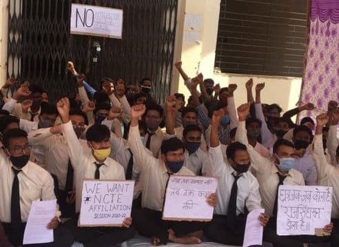 Jharkhand News : रांची के राजकीय शिक्षक प्रशिक्षण संस्थान से B.Ed की मान्यता रद्द होने से छात्रों में आक्रोश, नेपाल हाउस के समक्ष किया विरोध प्रदर्शन