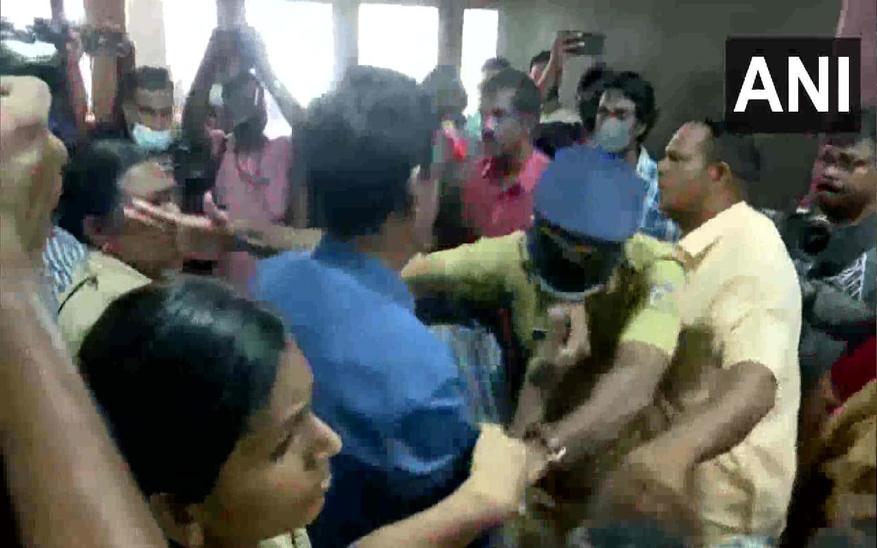 केरल में BJP और CPI(M) पार्षदों के बीच झड़प, शशि थरूर ने मांगा मेयर से इस्तीफा, जानिए क्या है मामला