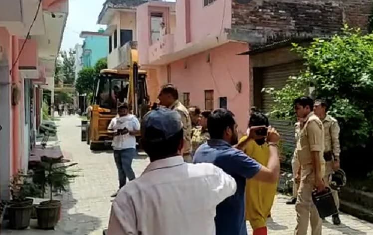 बिजनौर: पानी के लिए लड़ाई पड़ी भारी, 17 लोगों को जमा करने होंगे एक-एक लाख रुपए, पुलिस ने कराई मुनादी