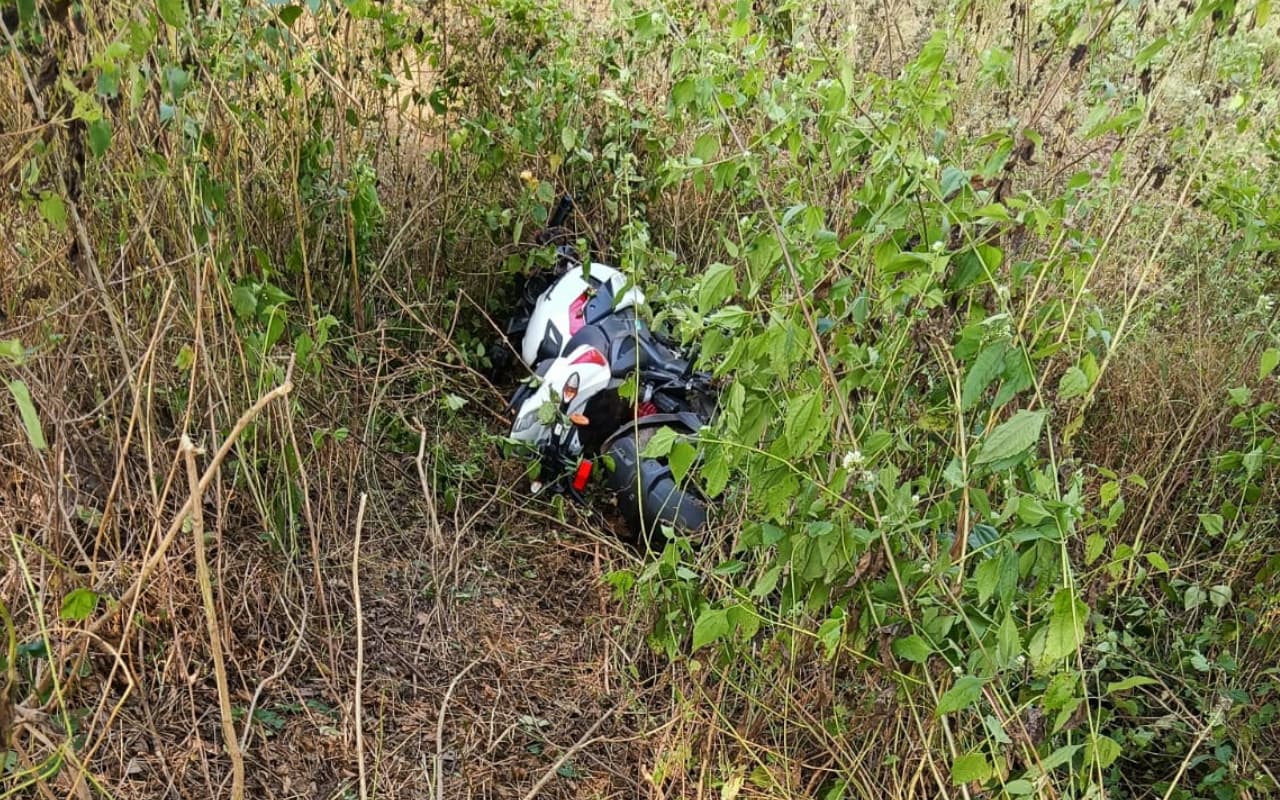 चक्रधरपुर : झाड़ियों में घुसी तेज रफ्तार बाइक, दो युवकों की मौत, एक गंभीर