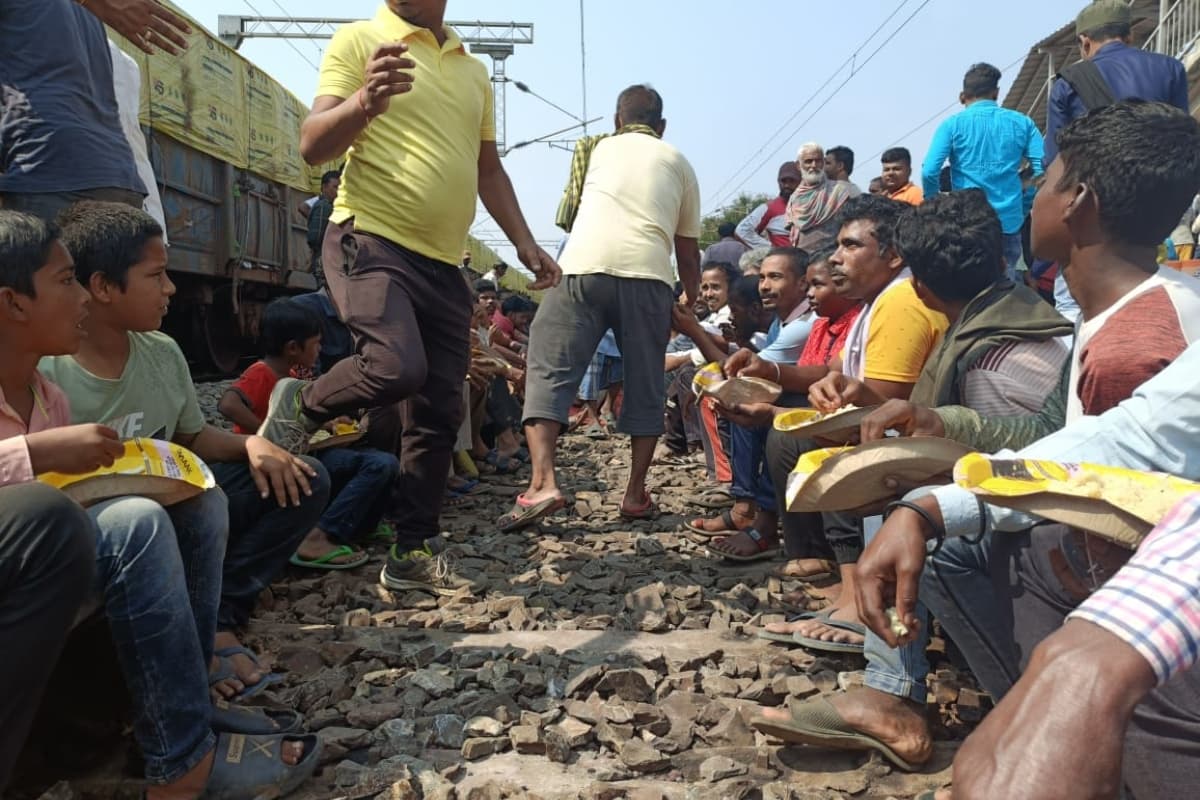 झारखंड : बिसरा स्टेशन पर रेल रोको आंदोलन शुरू, ट्रैक पर बैठे सैकड़ों लोग, देखें PHOTOS