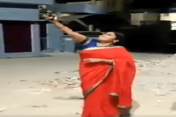 UP: पहले दीया जलाया फिर कोरोना को भगाने के लिए की हवाई फायरिंग, बीजेपी महिला जिलाध्यक्ष का वीडियो वायरल, केस दर्ज