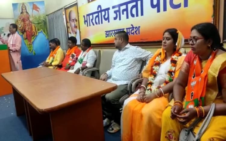 झामुमो का दामन छोड़ 'कमल' के हुए बलदेव भुइयां, प्रदेश अध्यक्ष दीपक प्रकाश बोले-बीजेपी को मिलेगी मजबूती