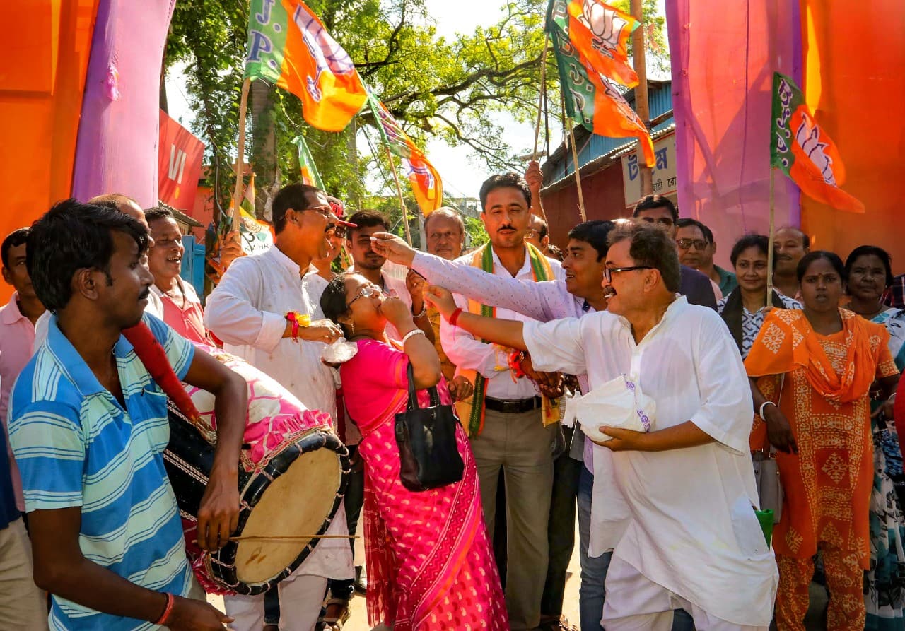 Special Report: 7 साल में 18 BJP कार्यकर्ता की हत्या, अणुव्रत मंडल की गिरफ्तारी पर आयी ये प्रतिक्रिया Special Report: 7 साल में 18 BJP कार्यकर्ता की हत्या, अणुव्रत मंडल की गिरफ्तारी पर आयी ये प्रतिक्रिया