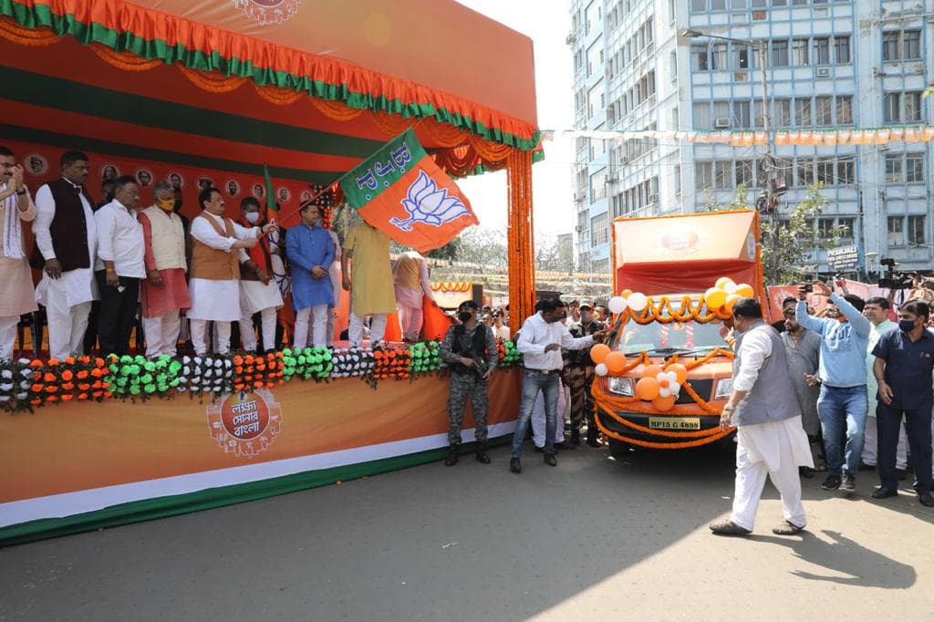 Lokkho Sonar Bangla: बंगाल में ममता का किला भेदने कोलकाता से रवाना हुए भाजपा के 294 LED रथ, जेपी नड्डा ने दिखायी हरी झंडी