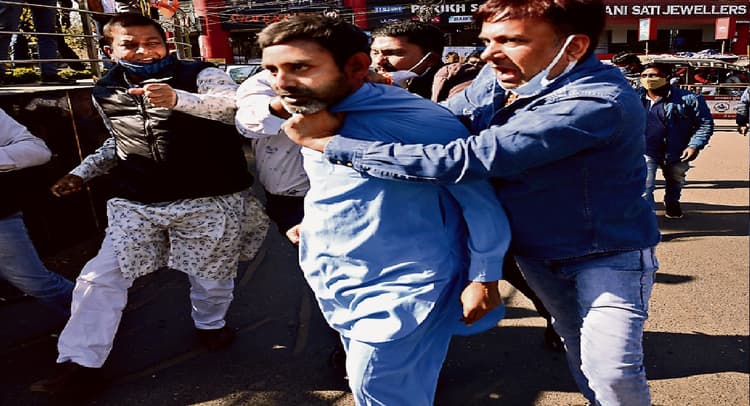 Dhanbad News: BJP के धरना में युवक की जमकर पिटाई, थूक चटवाया सीएम ने लिया संज्ञान, कार्रवाई का निर्देश