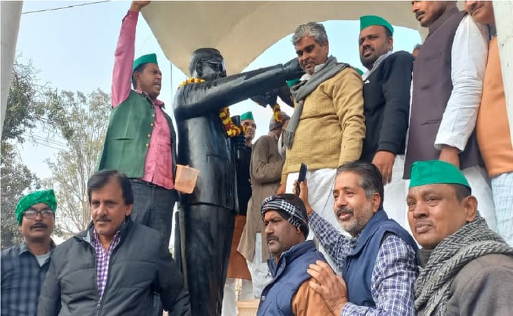 बक्सर में JDU-RJD ने बाबा साहब की प्रतिमा को गंगाजल से धोया, भीम आर्मी ने अश्विनी चौबे को दिखाया काला झंडा