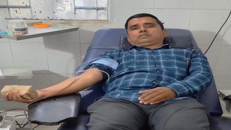 भीषण गर्मी में चलायी 70 किलोमीटर बाइक, रोजा तोड़कर किया रक्तदान, सिकंदर अली ने ओमप्रकाश को दी नयी जिंदगी