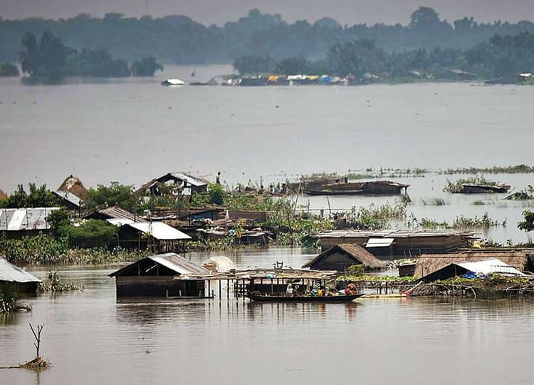 दिल्ली में छाए रहेंगे बादल, असम में बाढ़ ने मचायी तबाही, कई राज्यों में मौसम ने ली करवट