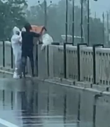 UP News : कोरोना संक्रमण से हुई चाचा की मौत, भतीजे ने शव को नदी में फेंका, VIDEO वायरल