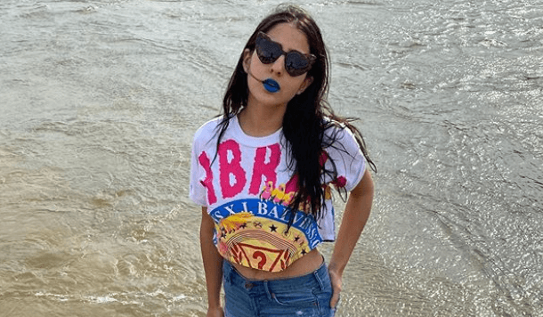 सारा अली खान ने ब्लू लिपस्टिक लगाकर लहरों के बीच यूं दिए पोज, फैंस बोले- नीला सम्रुद्र और...