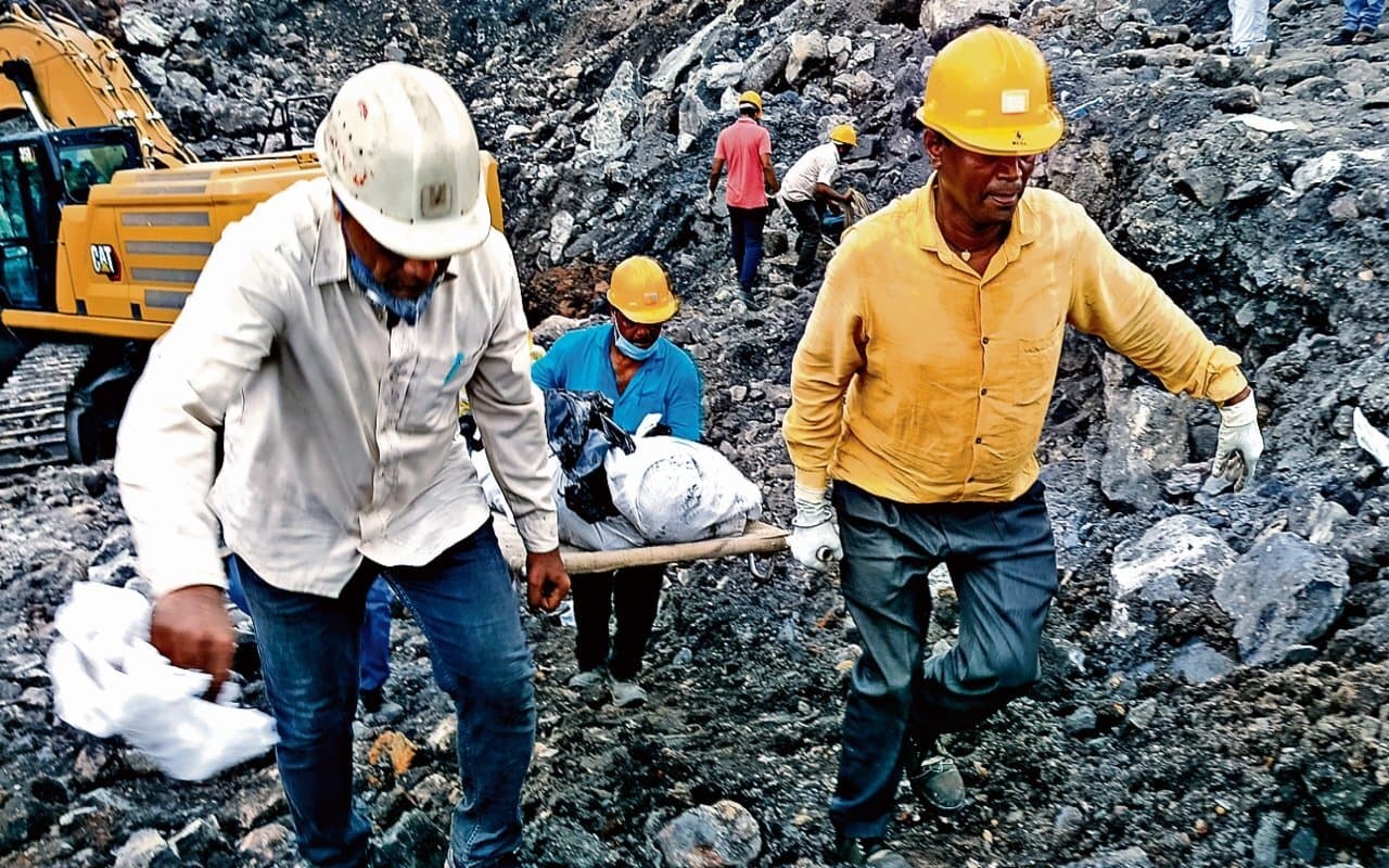 धनबाद में जमींदोज हुई महिलाओं का शव 45 घंटे बाद उठा, छह-छह लाख रुपये का मुआवजा और पुनर्वास का मिला आश्वासन