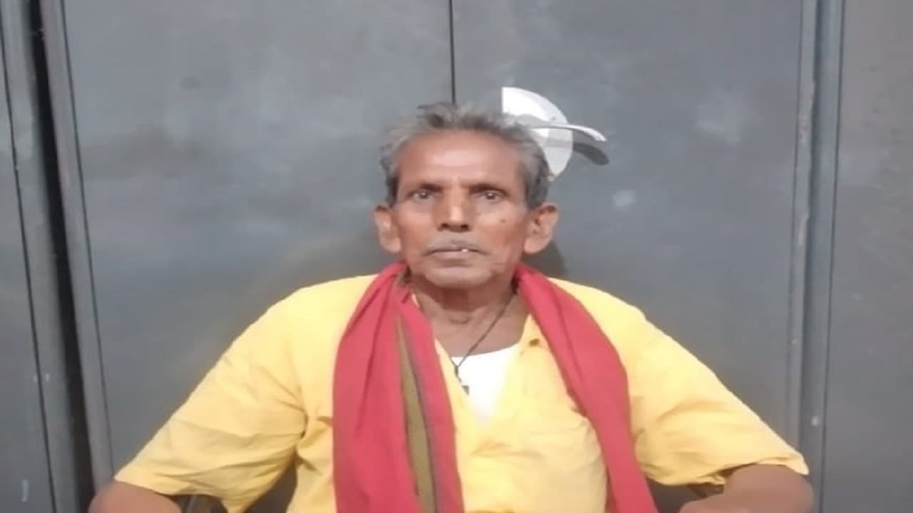 झारखंड पंचायत चुनाव :ठेले पर समोसा बेचने वाले 80 साल के बुजुर्ग ने आजमायी किस्मत, बकरियां बेचकर भरा पर्चा