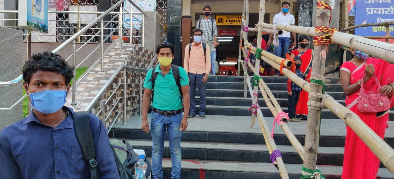 बेंगलुरु से बोकारो पहुंचे 1470 प्रवासी मजदूर घरों के लिए रवाना