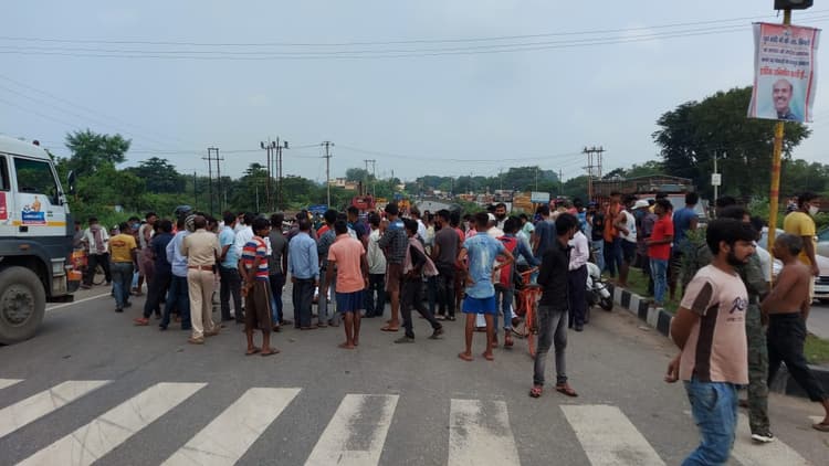 Jharkhand News : बोकारो में सड़क हादसे में स्कूटी सवार की मौत, गुमला में बाल-बाल बचे ड्राइवर-खलासी