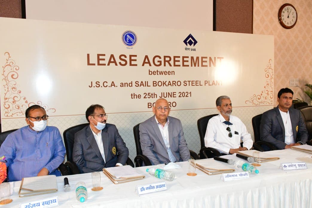 झारखंड में तीसरे अंतरराष्ट्रीय क्रिकेट स्टेडियम के लिए JSCA ने BSL के साथ जमीन लीज एग्रीमेंट पर किया हस्ताक्षर झारखंड में तीसरे अंतरराष्ट्रीय क्रिकेट स्टेडियम के लिए JSCA ने BSL के साथ जमीन लीज एग्रीमेंट पर किया हस्ताक्षर
