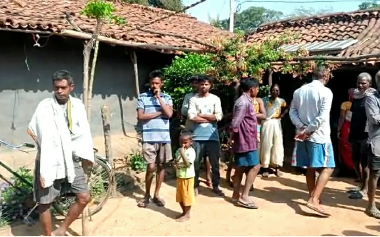 Jharkhand News : बारिश में जान जोखिम में डालकर झारखंड का नगुलुवा पुल पार करते हैं ग्रामीण