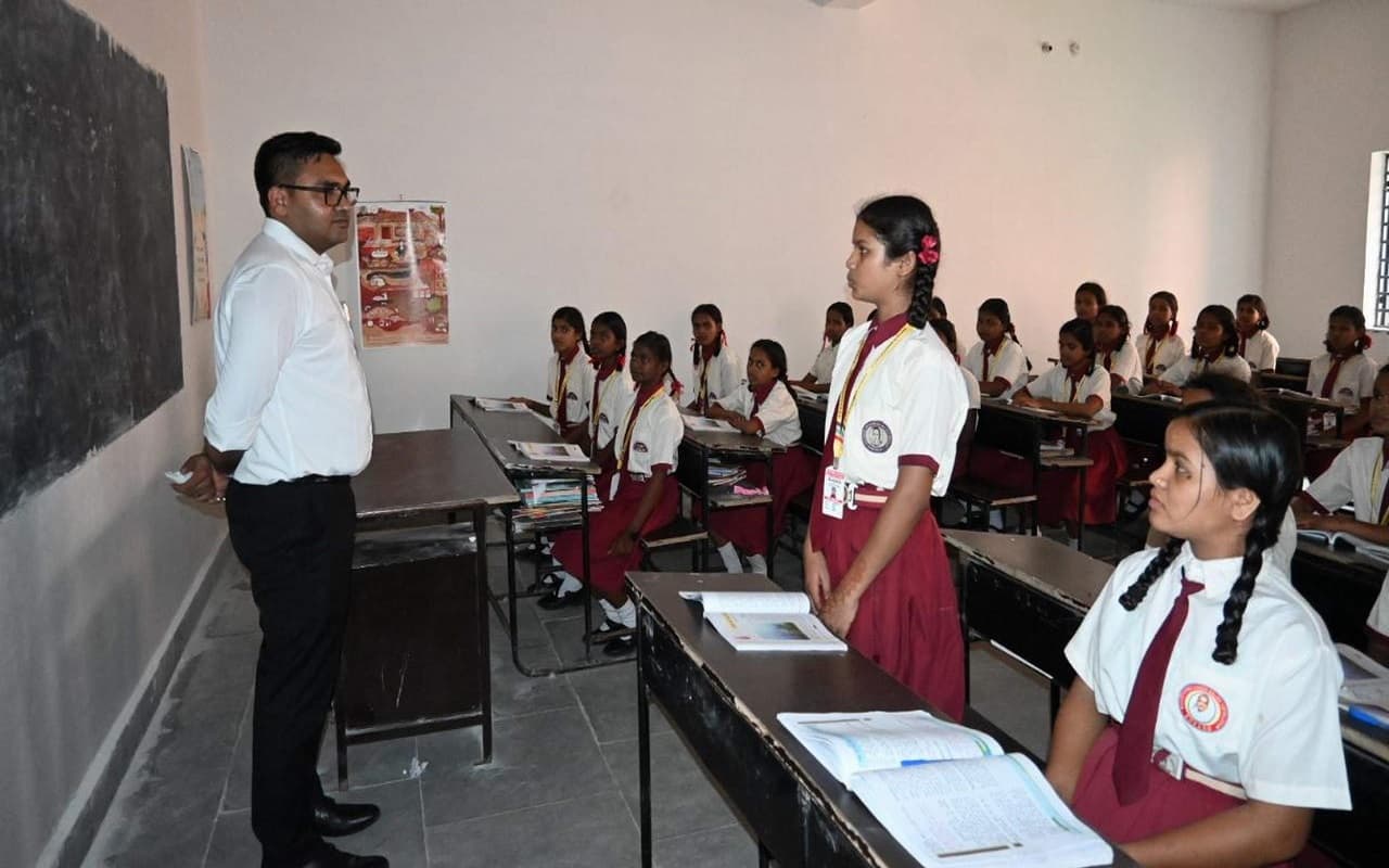 Jharkhand News: शिक्षक की भूमिका में नजर आए डीसी कुलदीप चौधरी, कस्तूरबा विद्यालय की छात्राओं को पढ़ाया