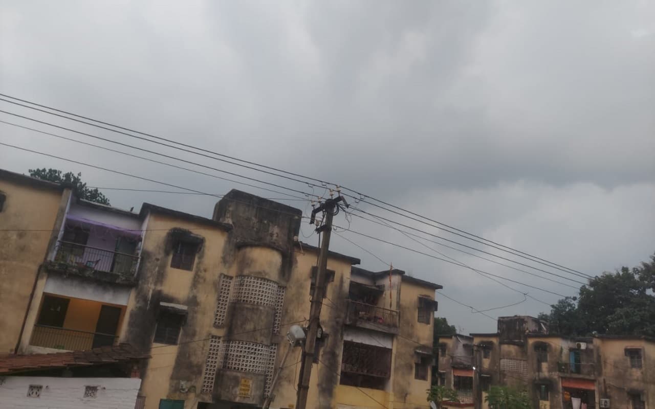 गोरखपुर में मौसम हुआ सुहाना, आसमान में छाए काले बादल, जानिए कितने दिन तक होगी बारिश