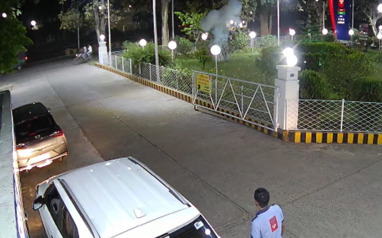 बोकारो के पेट्रोल पंप में बमबाजी, दो अपराधियों ने की दहशत फैलाने की कोशिश