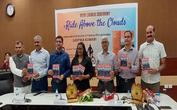 संजीव शेखर की किताब राइड एबव द क्लाउड्स का विमोचन, अंतरराष्ट्रीय तीरंदाज व पद्मश्री दीपिका कुमारी ने की सराहना