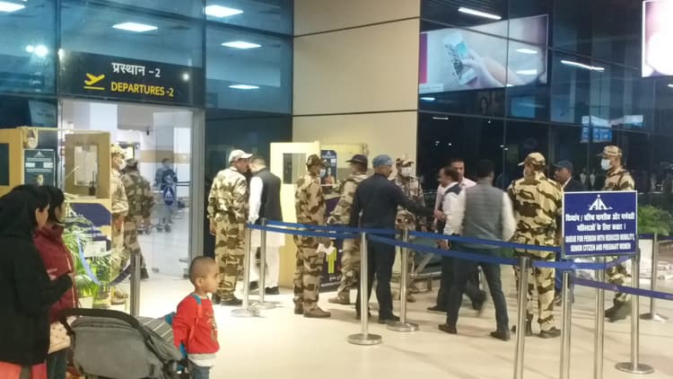 तेजस्वी दिल्ली रवाना, कल परिवार के साथ जाएंगे सिंगापुर, लालू प्रसाद का 5 को होना है किडनी ट्रांसप्लांट