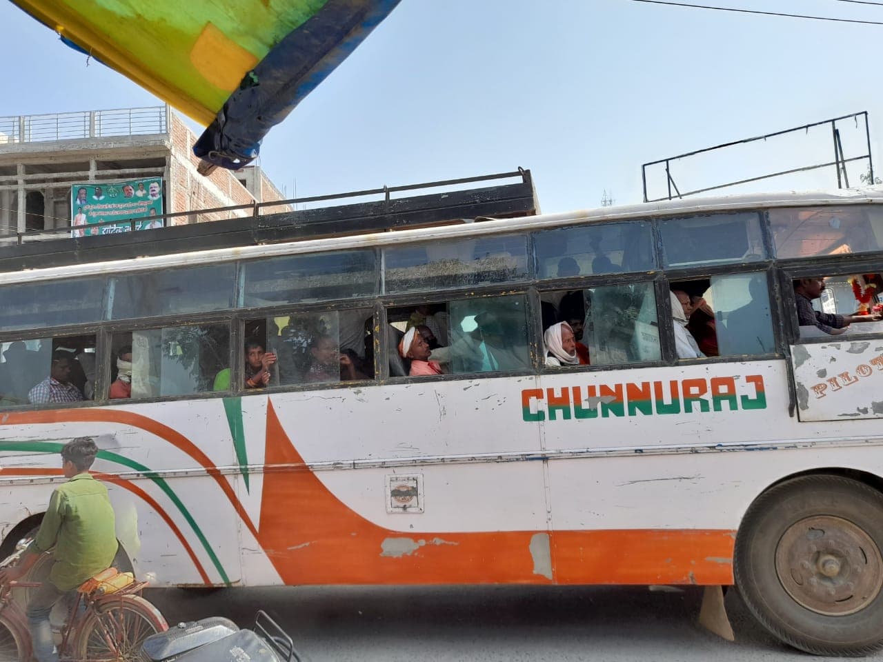 झारखंड में मुख्यमंत्री हेमंत सोरेन के आदेश की सरेआम अनदेखी, अंतरराज्यीय बसों में जान पर खेलकर यात्रा करने की मजबूरी