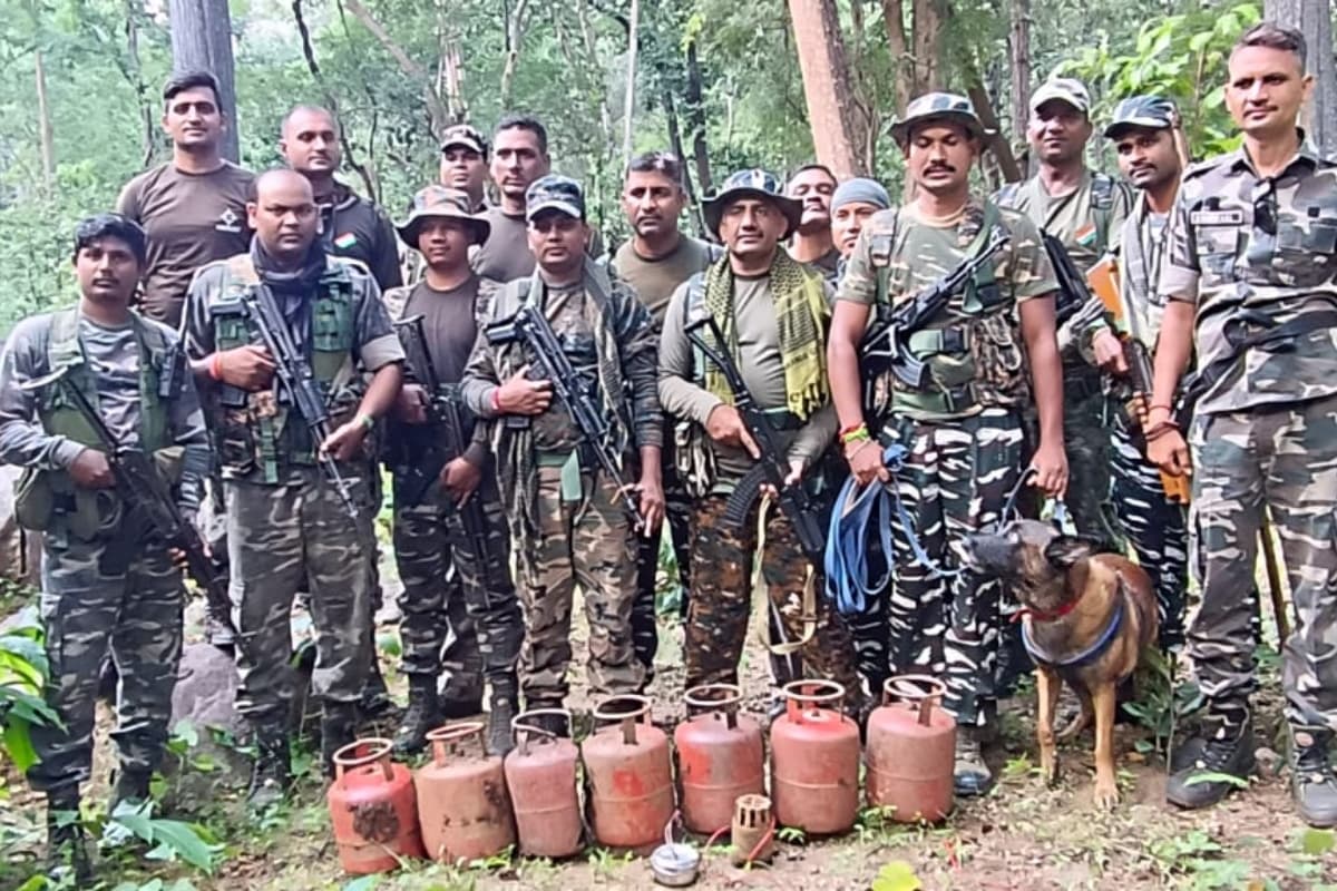 झारखंड: सुरक्षाबलों को उड़ाने की नक्सली साजिश नाकाम, बूढ़ा पहाड़ से सात सिलेंडर बम व दो टिफिन बम बरामद