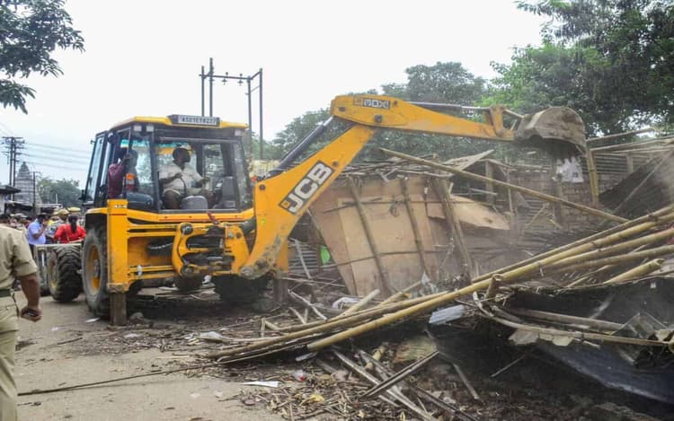 MP: बेघर हुए गरीब, पीएम आवास योजना में मिले घरों को किया गया ध्वस्त, कांग्रेस ने किया विरोध