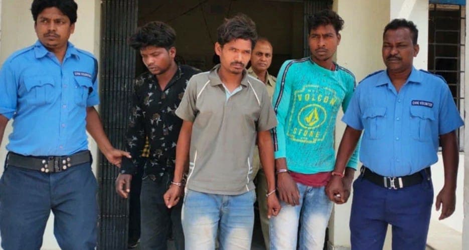 बंगाल में दरिंदे दामाद की घिनौनी करतूत, दोस्तों संग विधवा सास के साथ किया सामूहिक दुष्कर्म बंगाल में दरिंदे दामाद की घिनौनी करतूत, दोस्तों संग विधवा सास के साथ किया सामूहिक दुष्कर्म