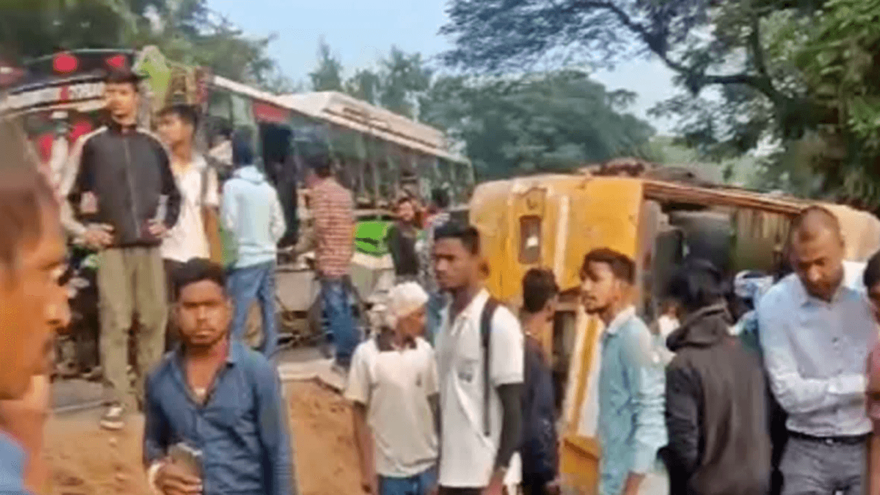 बिहार: दिवाली से एक दिन पहले गड्ढे में पलटी स्कूल बस, कई घायल, स्पोर्ट्स मीट में शामिल होने जा रहे थे सभी