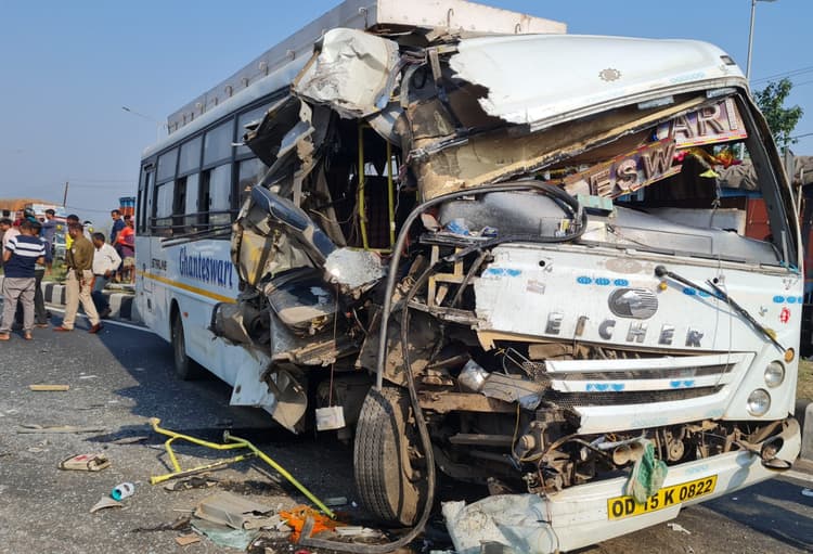 धनबाद में बड़ा सड़क हादसा, बस और कंटेनर के बीच सीधी टक्कर में दो दर्जन से ज्यादा लोग घायल