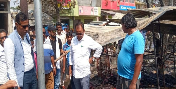 Jharkhand News: बस स्टैंड की दुकानों में लगी आग, सारा सामान जलकर खाक, पीड़ितों ने की मुआवजे की मांग