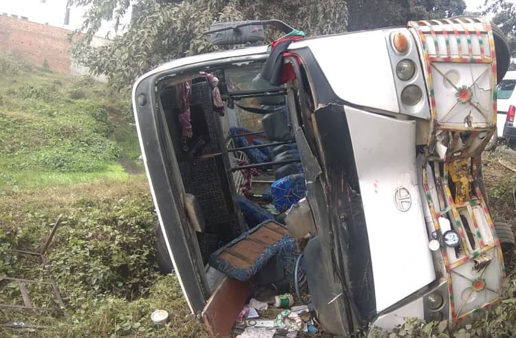 प्रवासी मजदूरों को मुंबई से लेकर कोलकाता जा रही बस दुर्घटनाग्रस्त