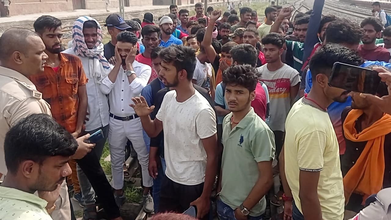 Buxar News: बक्सर में मुआवजे के लिए उग्र हुए किसान, चौसा पावर प्लांट पर पुलिस गाड़ी में भी लगाई आग