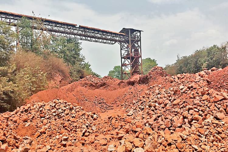 लोहरदगा में जोर-शोर से फल फूल रहा है बॉक्साइट का अवैध धंधा, वायु प्रदूषण का भी बन रहा बड़ा कारण