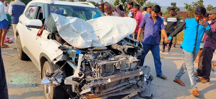 बस का इंतजार कर रहे 9 लोगों को कार ने रौंदा, एक बच्चा और तीन महिलाओं की मौत