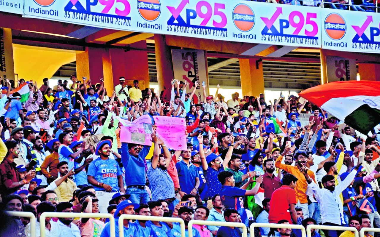 धौनी के शहर में क्रिकेट प्रेमियों के सिर चढ़कर बोला मैच का खुमार, देखें तस्वीरें