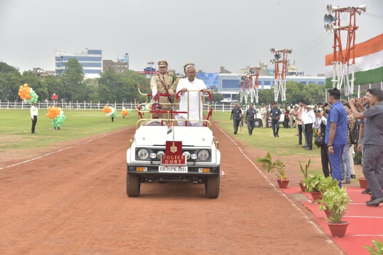 Independence Day : CM नीतीश कुमार ने गांधी मैदान में फहराया तिरंगा, शहीदों को किया नमन, देखें तस्वीरें