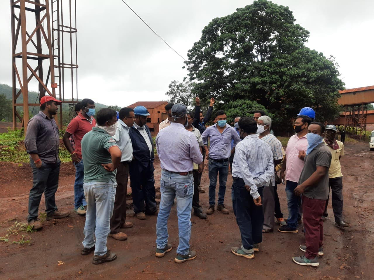 सेलकर्मियों ने चार घंटे बंद रखा काम, ठेका श्रमिकों से रैक लोडिंग कराने से थे नाराज