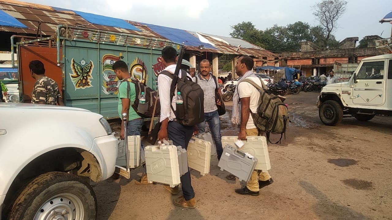 बिहार पंचायत चुनाव : सुबह सात बजे से होगा चौथे चरण का मतदान, मतपेटियों के साथ मतदानकर्मी तैयार