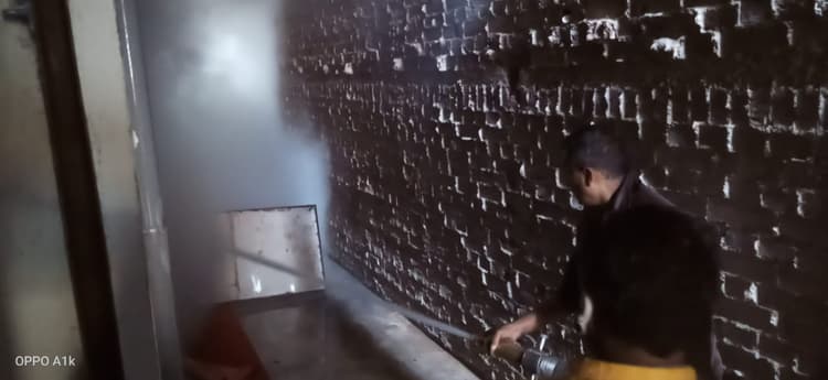 झारखंड में मिनी लॉकडाउन में चाईबासा डेली मार्केट की दुकानें थीं बंद, आधी रात में धू-धूकर जल गयीं दुकानें, फायर ब्रिगेड ने आग पर पाया काबू