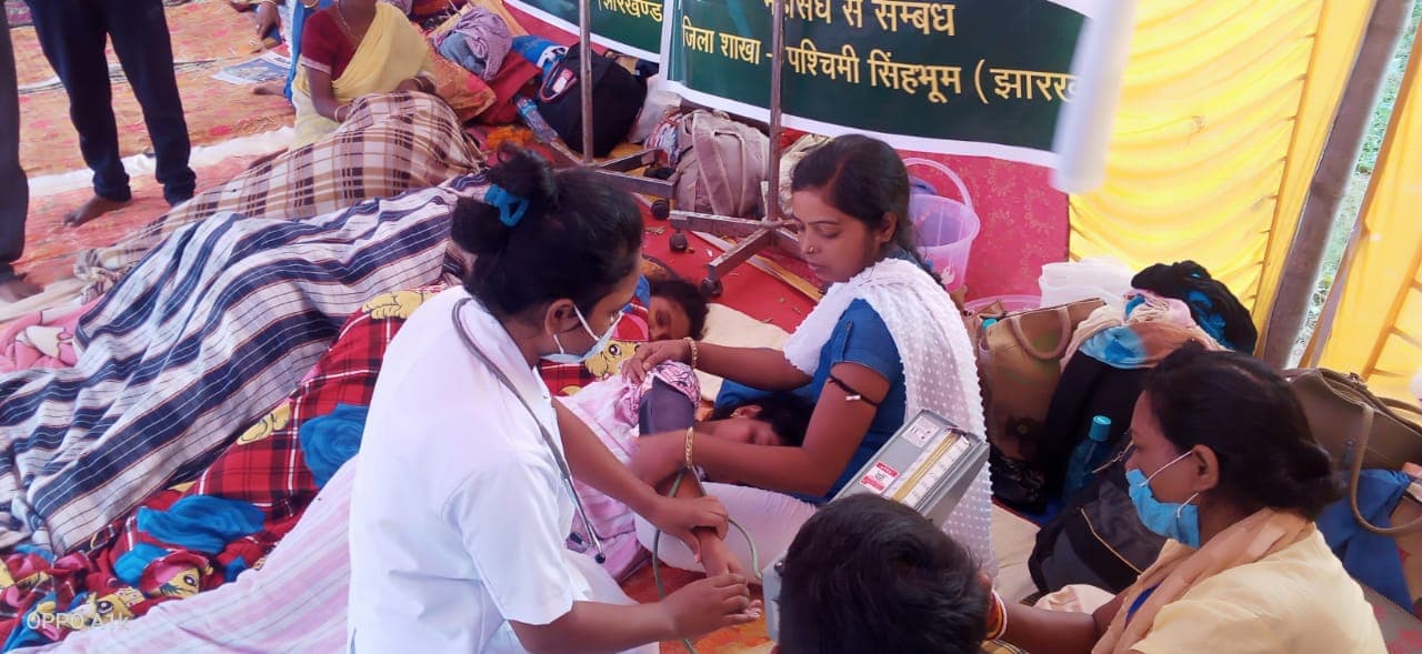 Jharkhand: चाईबासा कस्तूरबा विद्यालय मामले में एक्शन, वार्डन समेत टीचर्स का ट्रांसफर, नाइट गार्ड हुआ सेवामुक्त