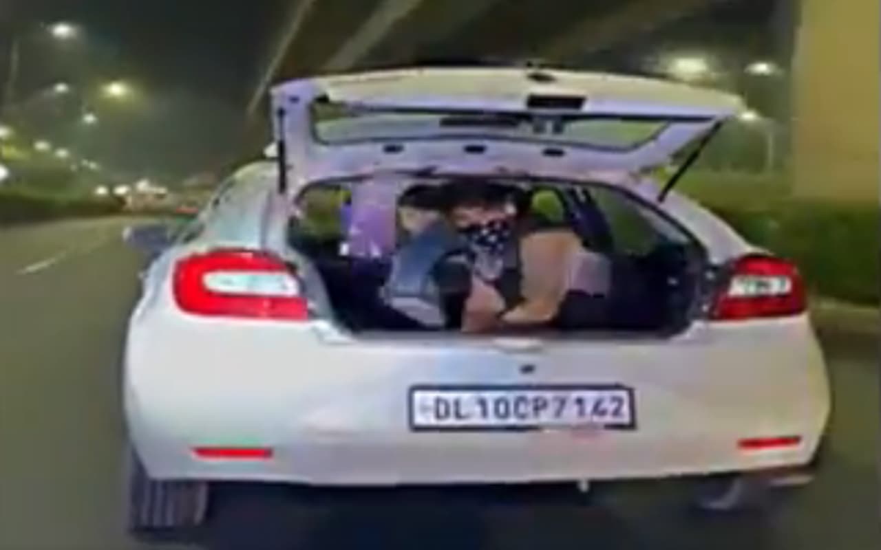 चलती कार से युवक ने उड़ाए नोट, वायरल हो रहा VIDEO, पुलिस ने दर्ज किया मामला