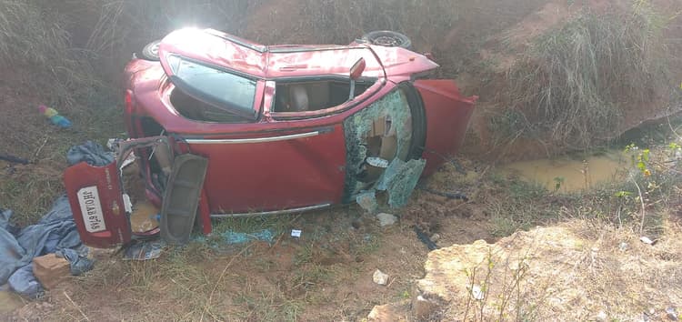 Jharkhand News: नये साल के पहले दिन लोहरदगा में सड़क हादसा, खाई में गिरी कार, तीन लोग घायल, रिम्स रेफर