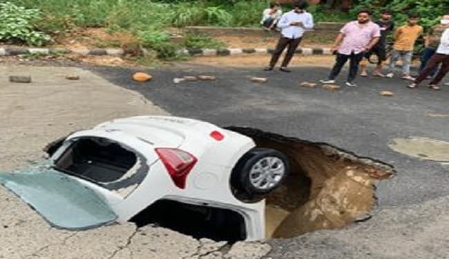 दिल्ली के द्वारका में खौफनाक हादसा, देखते ही देखते ड्राइवर समेत गड्ढे में समा गई पूरी कार