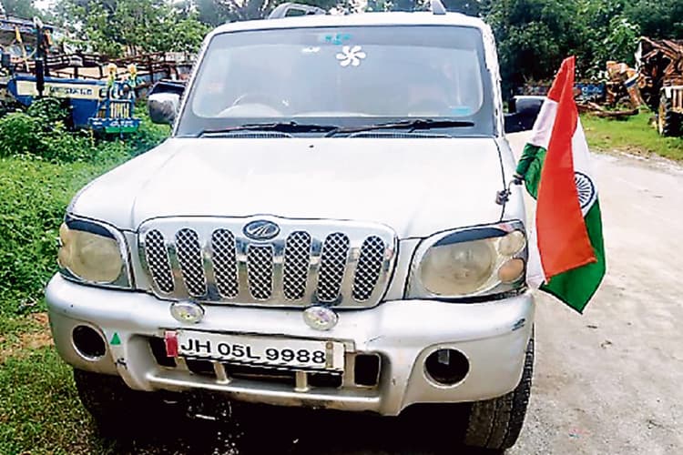 लोहरदगा में तिरंगा लगे स्कार्पियो में चार गाय ले जा रहे थे पशु तस्कर, गाड़ी का सब कुछ फेल